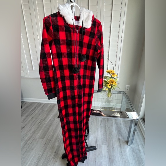 Secret Treasures Other - SECRET TREASURES Black & Red Plaid One Piece Pajama w/Faux Fur Hood Size Medium